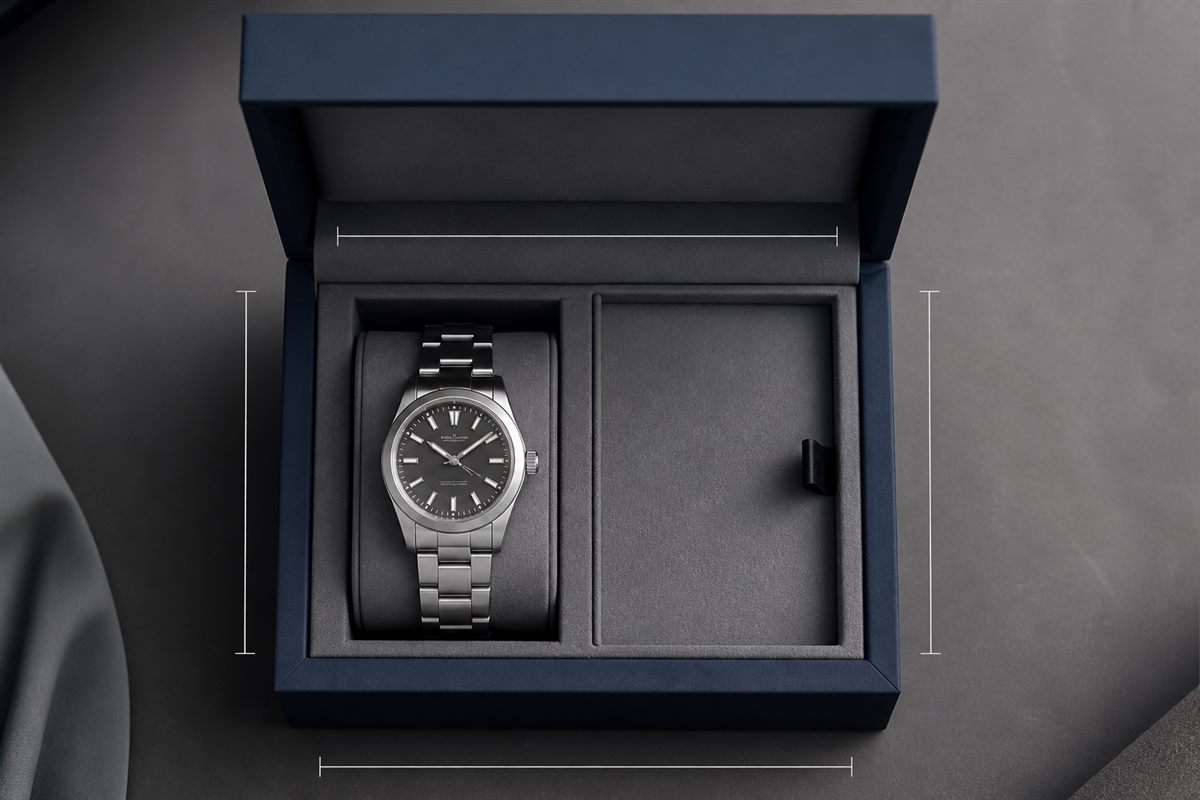 Usable internal watch box dimensions with a watch and fitted compartment