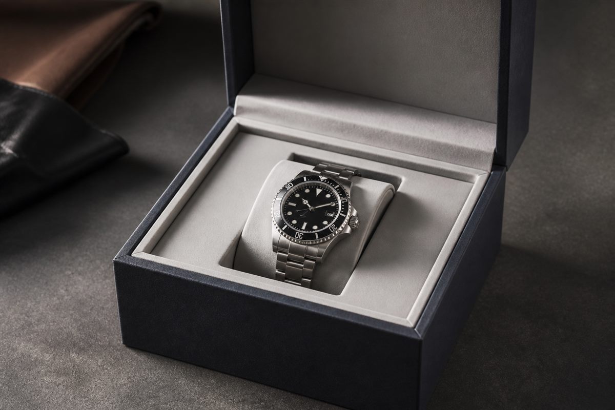 Large sport watch fitted in a spacious watch box compartment