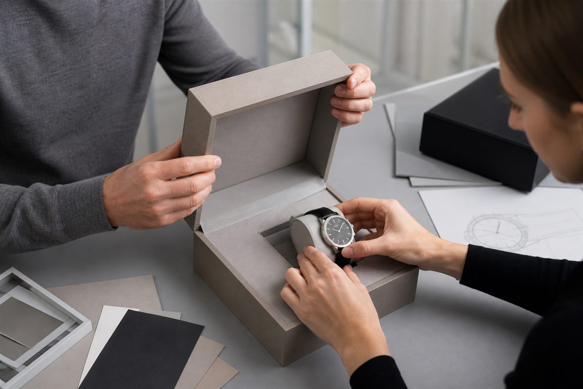Watch box sample review checking watch fit, insert alignment, and lid clearance