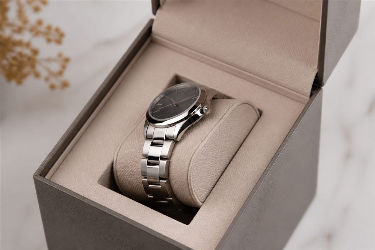 Automatic watch supported on a fitted winder cushion