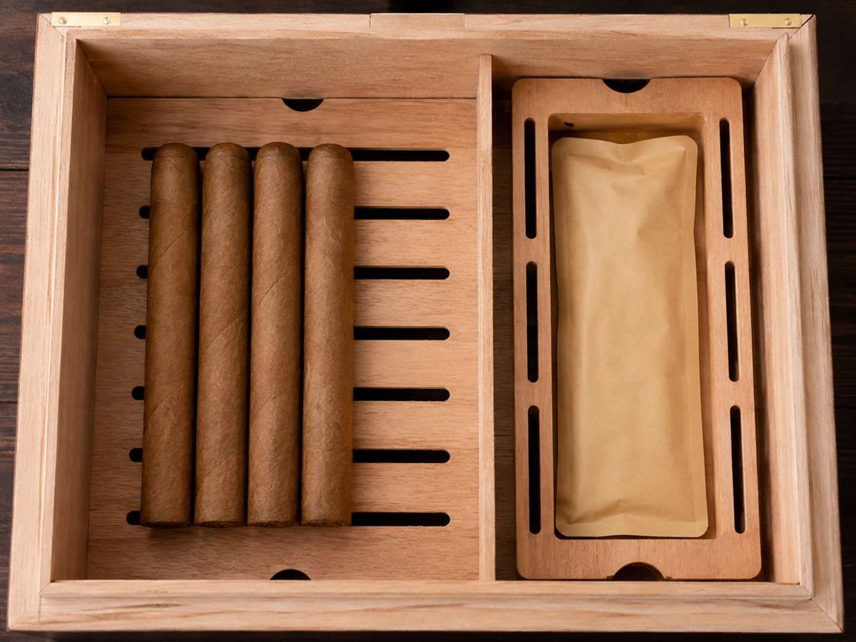 Humidor layout with clear space around cigars and humidity packet