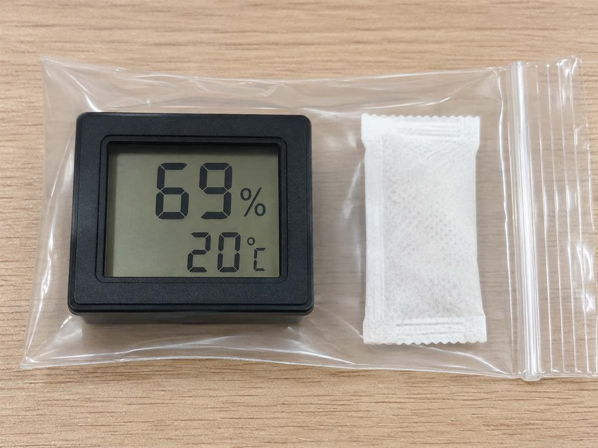 Digital hygrometer and reference sachet inside a calibration pouch